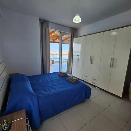 Center Apts & Beachfront View شقة *